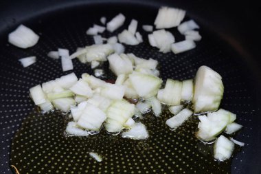 Zeytin yağlı tavada kızartılmış taze beyaz soğan.