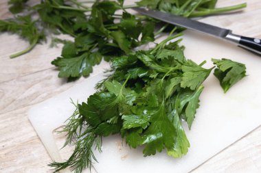 Organik dereotları ve maydanoz bitkileri detaylı makro besin bileşimi