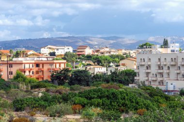 Sicilya oteli yemyeşil çalılar ve dağlarla çevrili. Sicilya, İtalya - 10 Ekim 2025