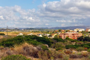 Yeşil tepeleri ve uzak dağları olan Sicilya kırsal köyü 