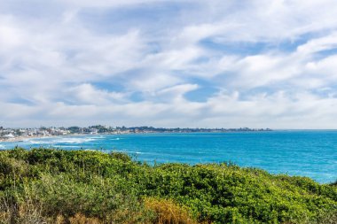 Sahil otelleri ve dağları olan İtalyan Akdeniz kıyıları 
