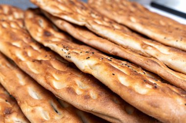 Geleneksel Orta Doğu ekmeği sıra sıra dizilmiştir