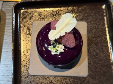 Kremalı ve çiçekli lüks leylak pastası..