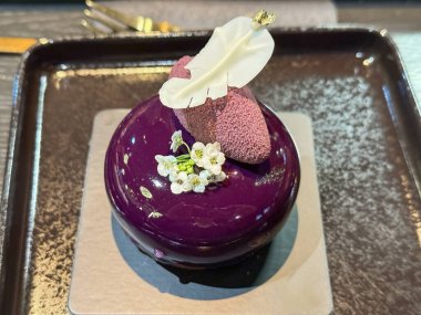 Kremalı ve çiçekli lüks leylak pastası..