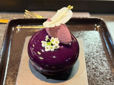 Kremalı ve çiçekli lüks leylak pastası..