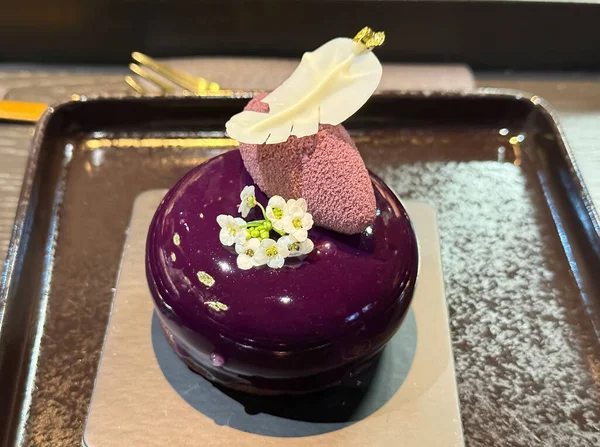 Kremalı ve çiçekli lüks leylak pastası..