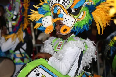 Nassau 'daki 2025 Boks Günü Junkanoo Sokağı geçit törenine katılan Bahamalar