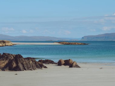Iona, İskoçya 'nın beyaz kumlu sahillerinden Mull ve Ulva adalarına bakıyor.