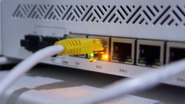 Karmaşık bir telekomünikasyon ya da telefon dağıtım çerçevesinin tam çerçeve, düzgün düzenlenmiş gri bağlantı blokları ve karışık renkli kablolarla yakın çekim görüntüsü..