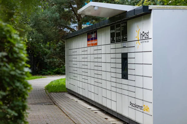 Wroclaw, Poland- 13 Eylül 2025: yeşil park alanında bulunan modern paket dolabı. Modern lojistik, çevrimiçi alışveriş, dağıtım teknolojisi ve ulaşılamayan hizmet