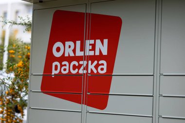 Wroclaw, Poland- 13 Eylül 2025 Orlen Paczka paket dolabı otomatikleştirilmiş teslimat ve fabrikaların yakınındaki online siparişlerin alınması için. Modern posta lojistiği, ekommerce teknolojisi