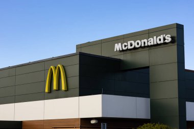 Wroclaw, Poland- 25 Ekim 2025 McDonalds restoran binasının tanınabilir sarı logosu ve temiz mimari tasarımı olan modern dış cephesi. Küresel fast food markası ve şehir yaşam tarzı