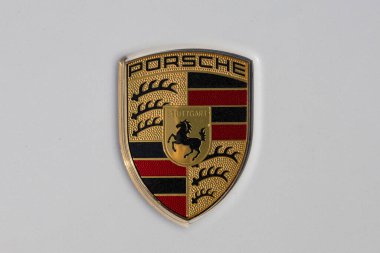 Wroclaw, Polonya - 21 Haziran 2025: Beyaz araba kaputu üzerine Porsche arması logosu, ikonik Stuttgart amblemi, lüks otomotiv markası, Alman mirası ve premium spor araba kimliği