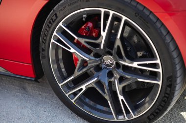Wroclaw, Polonya - 21 Haziran 2025: Audi alaşımlı tekerleğin kenarına dört halka logosu ve Michelin Pilot Spor Lastiği 'ni kırmızı performans arabasında kapatın. Birinci sınıf otomotiv tasarımı ve mühendislik hassasiyeti