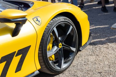 Wroclaw, Polonya - 21 Haziran 2025: Michelin lastiği ve seramik fren sistemi olan sarı süper araba alaşımlı Ferrari logosunun yakın görüntüsü. Lüks performans, hız ve İtalyan otomotiv tasarımı