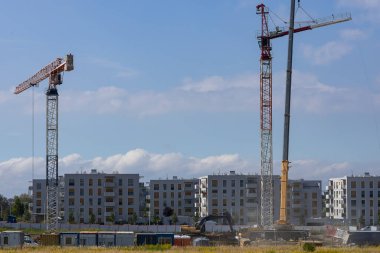 Modern konut inşaatında vinç ve seyyar vinç montaj ekipmanları. Kentsel konut geliştirme, emlak yatırımı, mühendislik endüstrisi ve inşaat sektörü