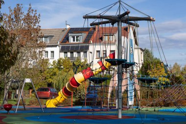 Doğal ahşap kirişler, çelik destekleri ve halatla tırmanma yapıları olan çevre dostu çocuklar için oyun alanı. Açık hava eğlencesi için sürdürülebilir şehir tasarımı