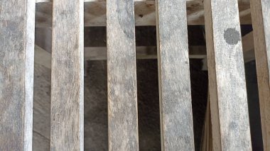 Doğal dokuları ve kahverengi toprak tonlarıyla dikey ahşap desenler