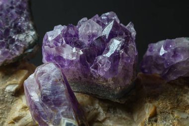 Mor mineral yüzeyleri ve bilim ve refah kavramları için doğal jeolojik dokuyu vurgulayan ametist kuvars kristalinin ayrıntılı makro fotoğrafı.