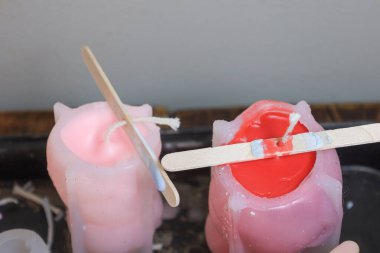 Soğutma sırasında el yapımı mumlar, berrak doku ve renkli kontrastla. Sanatçılık ve küçük işletme görselleri için basit ve temiz bir kompozisyon..