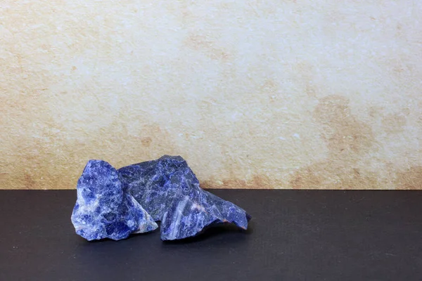 Tarafsız arkaplandaki mavi ham Sodalite parçaları bilim, kristal terapi veya görsel koleksiyonlar için uygundur..