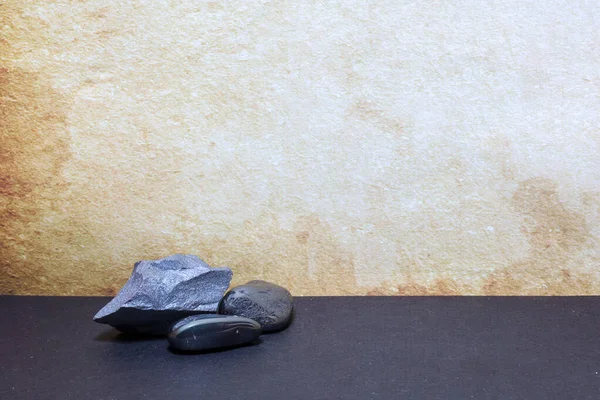 Şifa, jeoloji ve mineral koleksiyonlarında kullanılan çeşitli dokularda hematit taşları siyah arka planda sıralanmıştır.