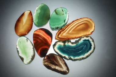 canlı renklerde parlatılmış agat kristal dilimleri, sağIık veya arka plan kullanımı için mükemmeldir.