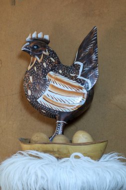 Geleneksel kırsal dekorasyon, doğurganlık, gıda üretimi ve hayvanların ticarileştirilmesi için görsel bir metafor olarak yorumlanır..