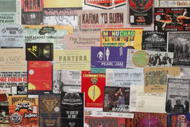 Ünlü rock ve alternatif sanatçıların yer aldığı eski konser biletleri koleksiyonu. Elektronik biletlerden önce canlı müzik kültürüne görsel bir övgü. Atina, Yunanistan - 13 Şubat 2026