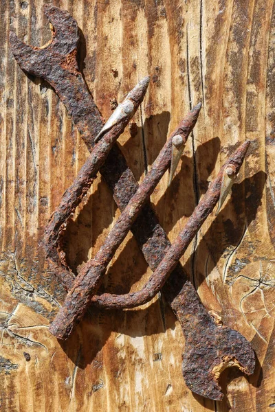 İki aşınmış alet, unutulmuş ticaretler ve insan sanayisinin erozyonu hakkında sessiz bir beyanda bulunuyor..