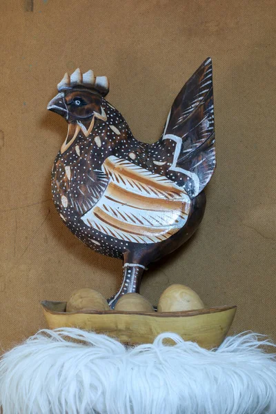 Geleneksel kırsal dekorasyon, doğurganlık, gıda üretimi ve hayvanların ticarileştirilmesi için görsel bir metafor olarak yorumlanır..