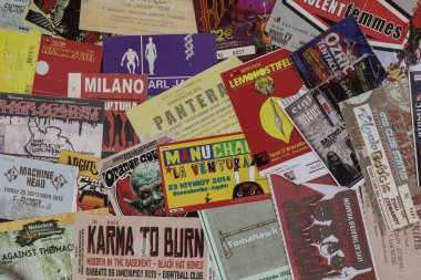 Eski tip tipografi ve eskimiş dokuların yer aldığı klasik konser ve festival biletleri nostaljik bir eğlence arkaplanı oluşturuyor. Atina, Yunanistan - 22 Şubat 2026