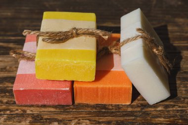 Tahta Masa Üzerinde Renkli Organik Sabun Koleksiyonu