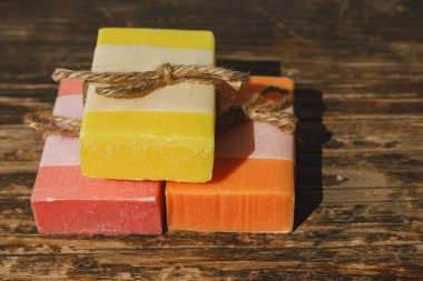 Tahta Masa Üzerinde Renkli Organik Sabun Koleksiyonu