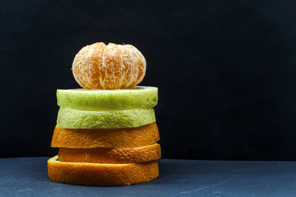 Kopya Boşluğu olan Sanatsal Citrus Meyve Kulesi