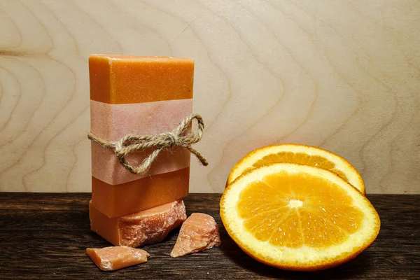 El yapımı narenciye sabunu ve organik maddeleri vurgulayan asgari sade kompozisyon, sağIık ve ekolojik yaşam tarzı kavramları için mükemmel..