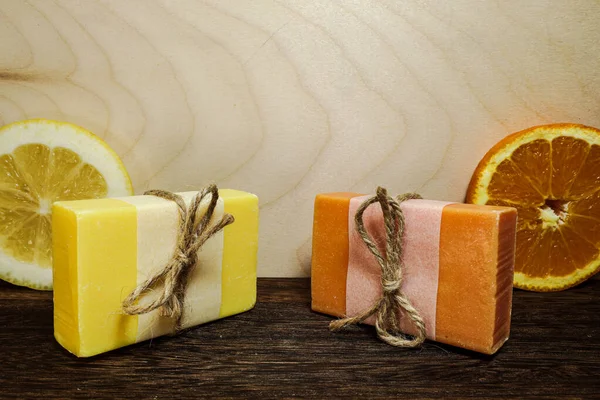 Organik içerikleri vurgulayan el yapımı narenciye sabunları ve çevre bilinci ambalajı, sağlık ve kaplıca pazarlama kavramları için mükemmel..