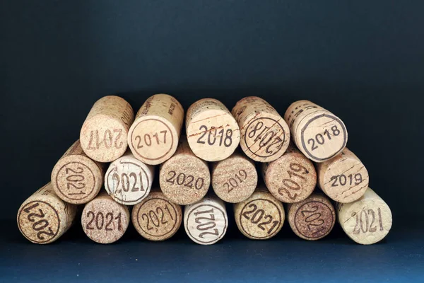 Şarap mantarları koyu bir arka planda belli ki yılların damgasını sergiliyor. Şarap yaşlanmasını, hasat zamanını temsil eden kavramsal natürmort yaşam