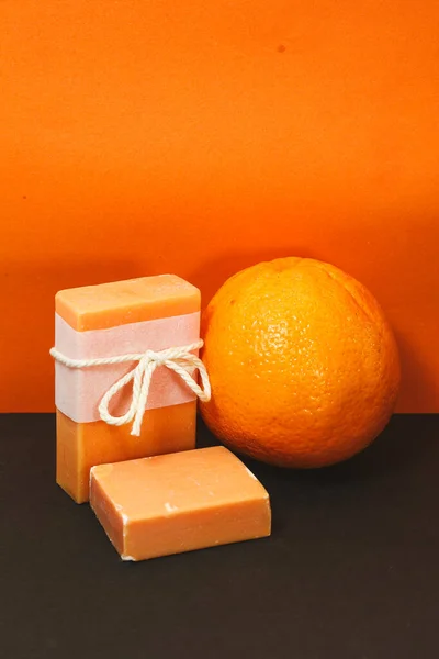 Renkli Arkaplan Üzerine Taze Citrus ile Doğal Turuncu Sabun