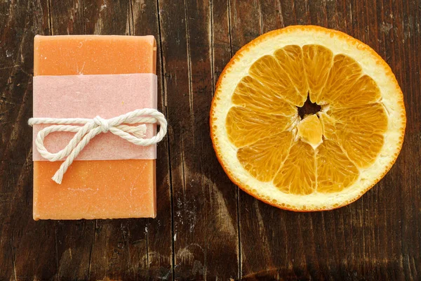 Vitamin zengini içerikleri vurgulayan doğal narenciye sabunlarının üst görünümü, sürdürülebilir el yapımı ambalajlama ve ferahlatıcı sağlık kavramları.