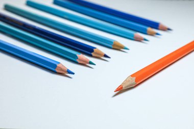 Bireyselliği, muhalefeti, renk teorisini, liderliği ve kalabalıktan uzak durmayı temsil eden renkli kalemlerin kavramsal görüntüsü.