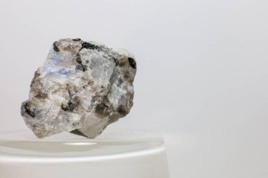 Doğal ay taşı kristalinin yakın çekimi pohpohlama olarak bilinen karakteristik optik parıltıyı sergiliyor..