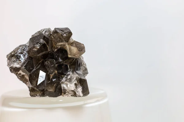 Işık Arkaplanda Dumanlı Kuvars Kristal Kümesi