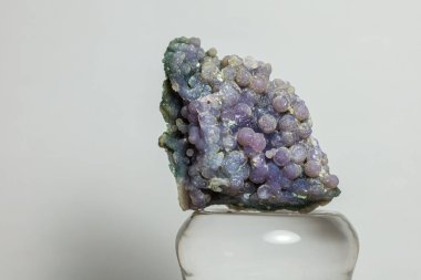 Doğal mor üzüm agat mineral numunesi belirgin botryoidal kalipdoni küreleri jeoloji, mineraloji ve değerli taş kavramları için idealdir..