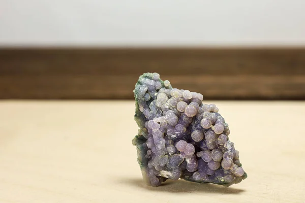 Doğal mor üzüm agat mineral numunesi belirgin botryoidal kalipdoni küreleri jeoloji, mineraloji ve değerli taş kavramları için idealdir..