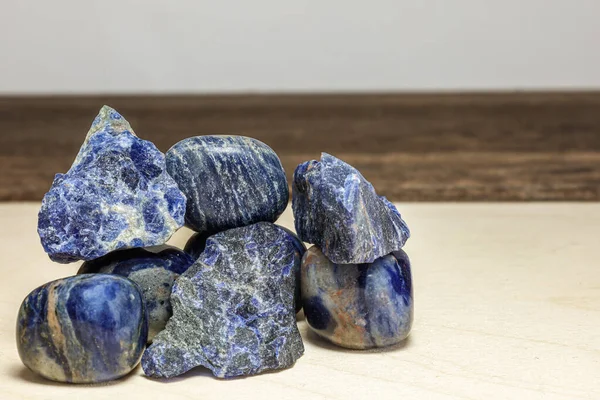 Doğal sodalit taşlarından oluşan bir grup. Kaba mineral parçaları ve cilalanmış değerli taşlar da dahil..