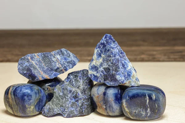 Doğal sodalit taşlarından oluşan bir grup. Kaba mineral parçaları ve cilalanmış değerli taşlar da dahil..