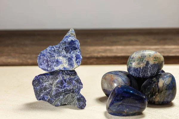 Doğal sodalit taşlarından oluşan bir grup. Kaba mineral parçaları ve cilalanmış değerli taşlar da dahil..