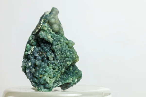 Botryoidal mineral oluşumları ile üzümlü agat olarak bilinen doğal yeşil kalsedon kümesi.