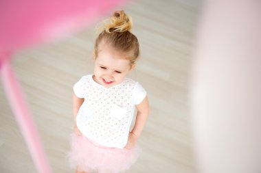 Balonlar ile gülümseyen kız